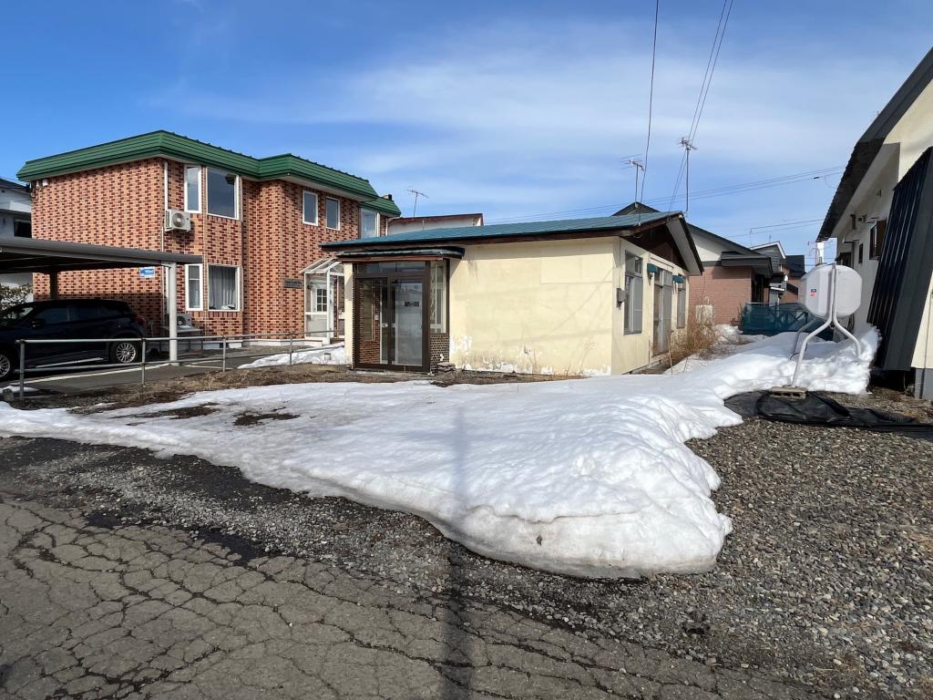 西１８北１　西道路付き（平家の古家あり）