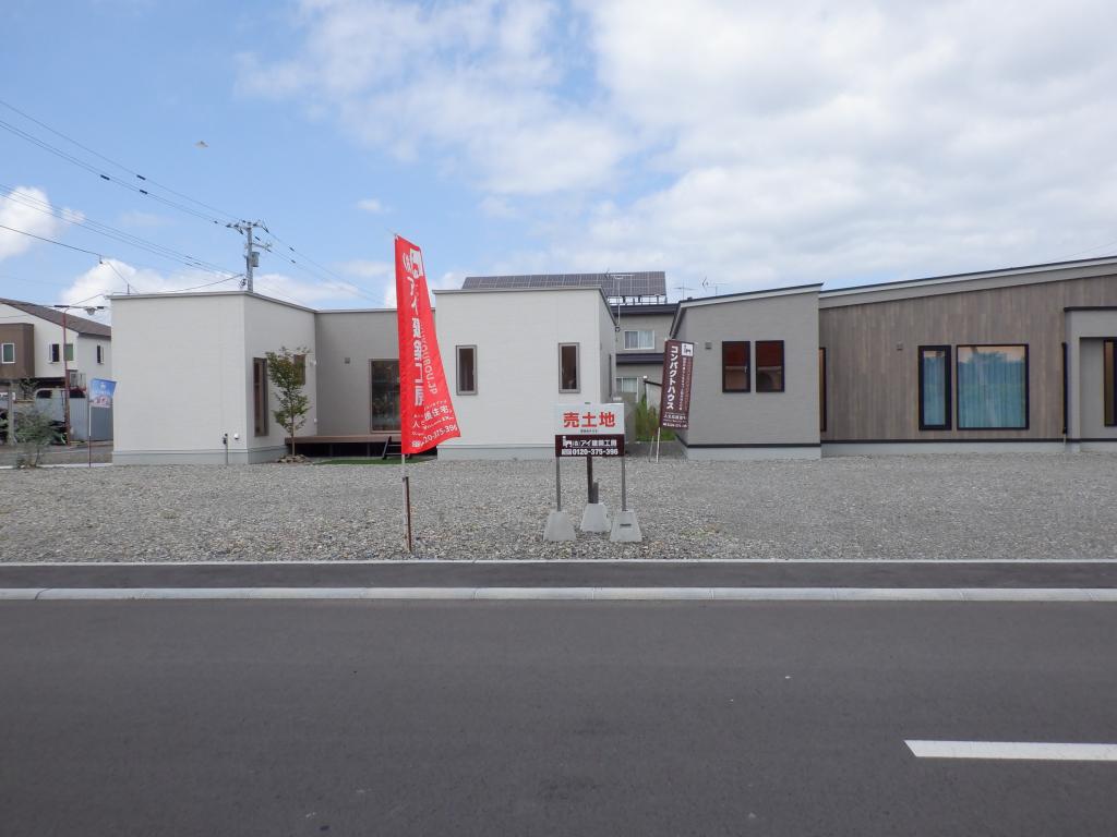 【駐車や車の出入りがしやすい三方道路】 106.36坪