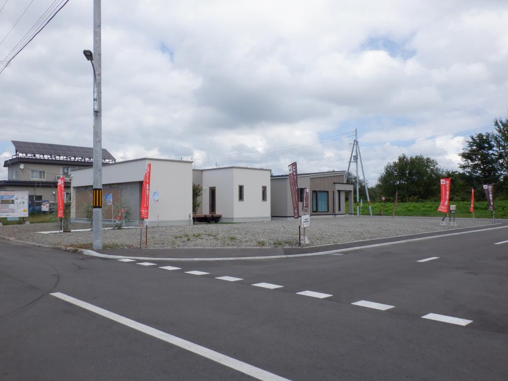 【駐車や車の出入りがしやすい三方道路】 106.36坪 内観