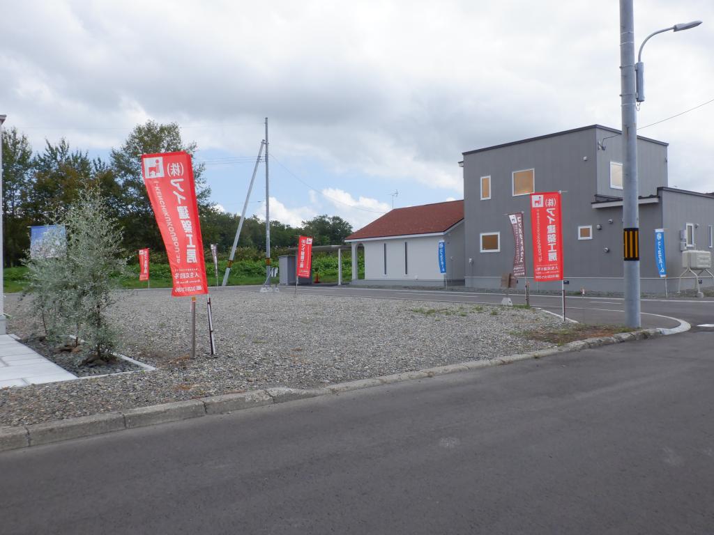 【駐車や車の出入りがしやすい三方道路】 106.36坪 内観