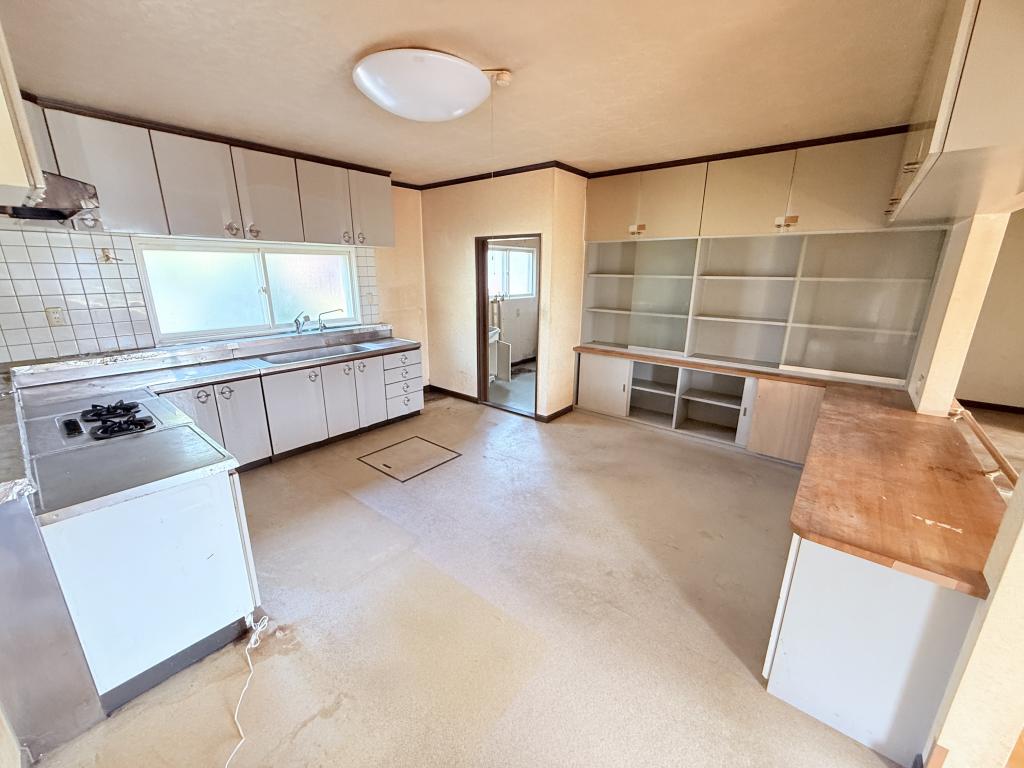 西16条南30丁目の中古戸建　延床150㎡越えのリノベ向け物件♪  内観