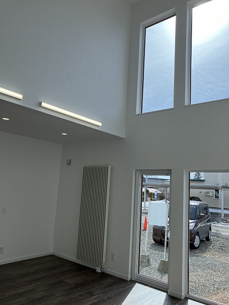 リビング吹抜けで開放的！西２４南２           内観