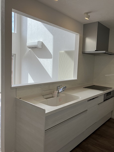 リビング吹抜けで開放的！西２４南２           内観