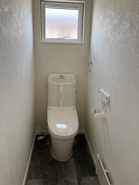 リビング吹抜けで開放的！西２４南２           内観