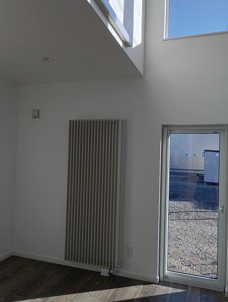 リビング吹抜けで開放的！西２４南２           内観