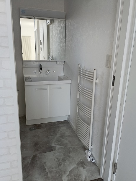 リビング吹抜けで開放的！西２４南２           内観