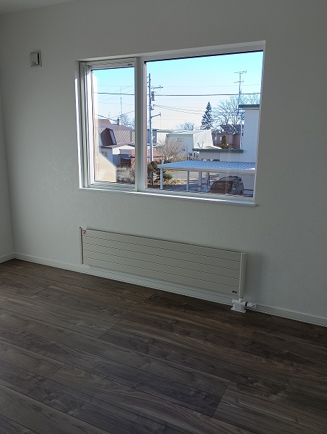 リビング吹抜けで開放的！西２４南２           内観