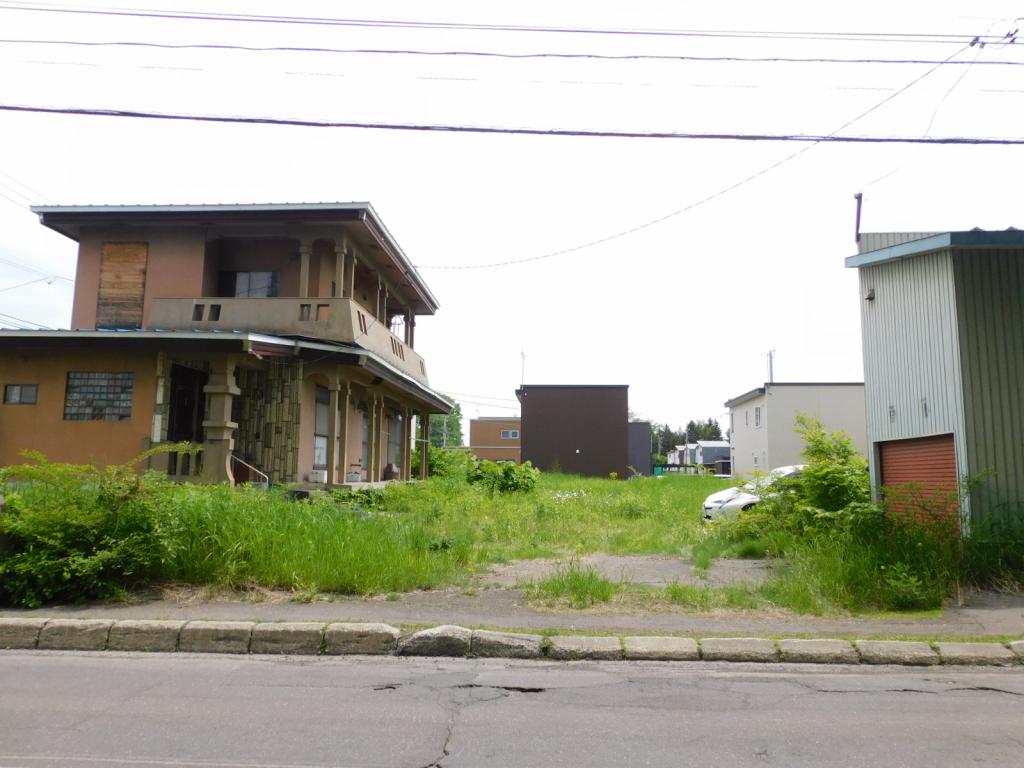 【商談中】帯広市西16条南6丁目　売土地（約252坪）建築条件なし※解体更地渡し 内観