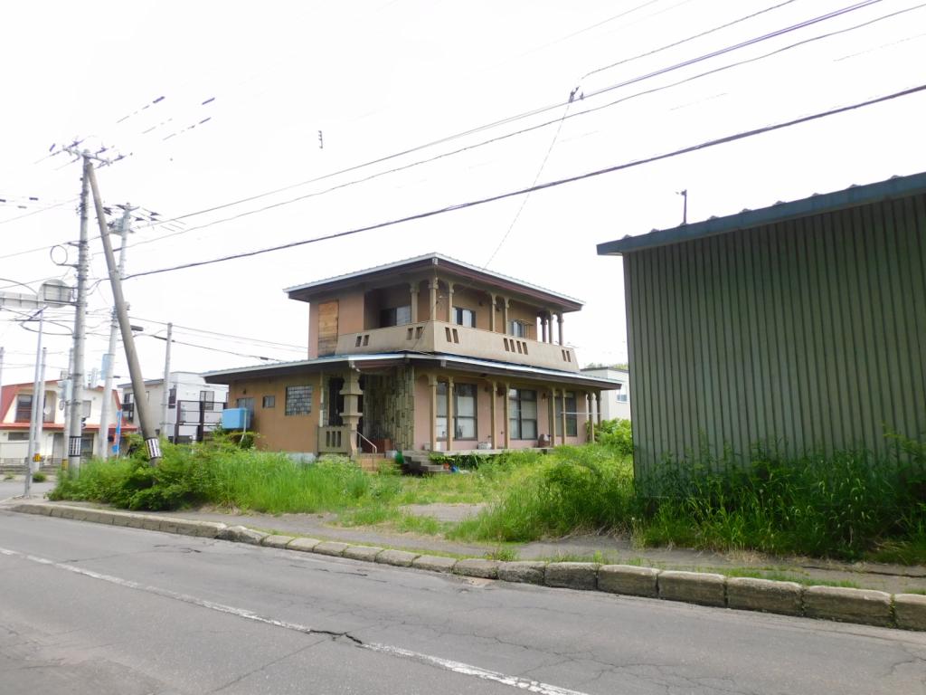 【商談中】帯広市西16条南6丁目　売土地（約252坪）建築条件なし※解体更地渡し 内観