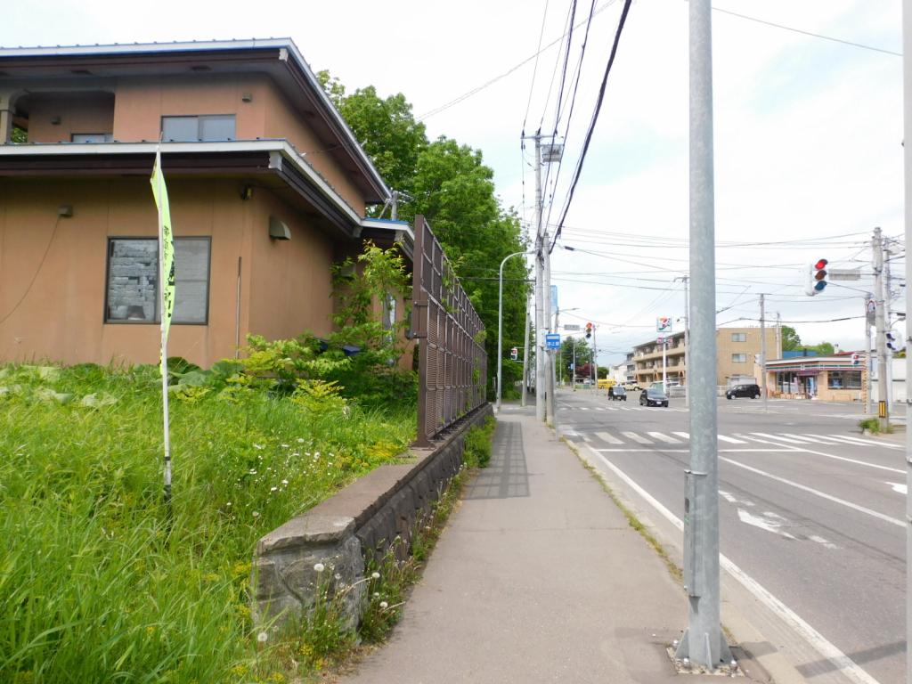 【商談中】帯広市西16条南6丁目　売土地（約252坪）建築条件なし※解体更地渡し 内観