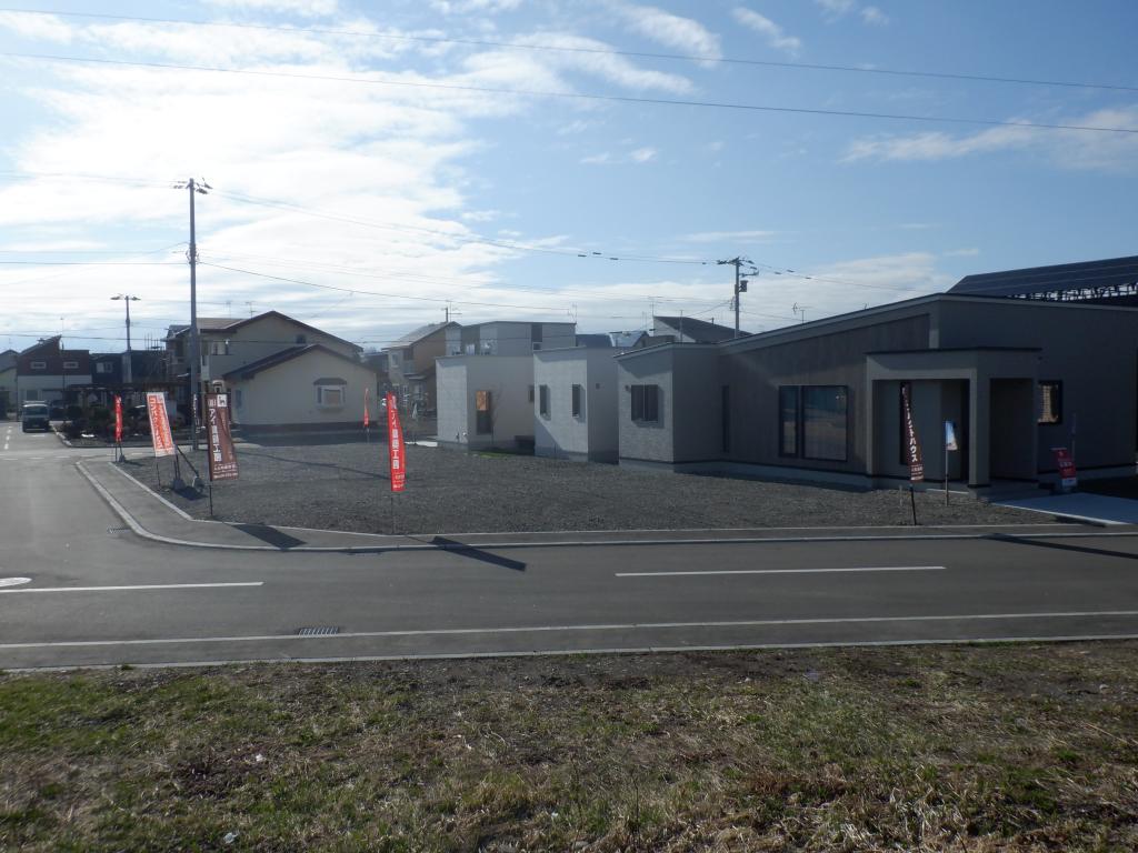 【駐車や車の出入りがしやすい三方道路】 106.36坪 内観