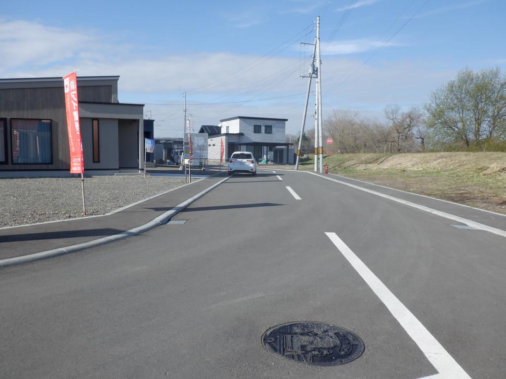 【駐車や車の出入りがしやすい三方道路】 106.36坪 内観