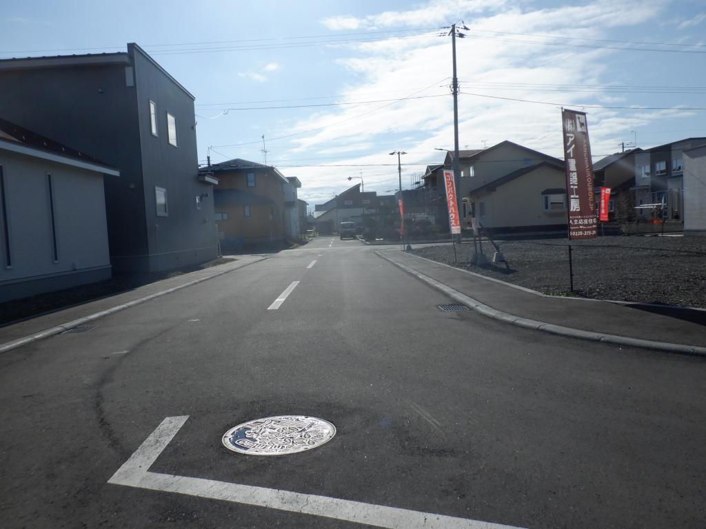 【駐車や車の出入りがしやすい三方道路】 106.36坪 内観