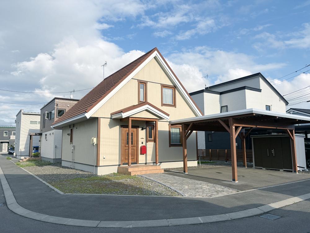 【カーポート・物置付き★築浅物件】東10南16　中古住宅 外観