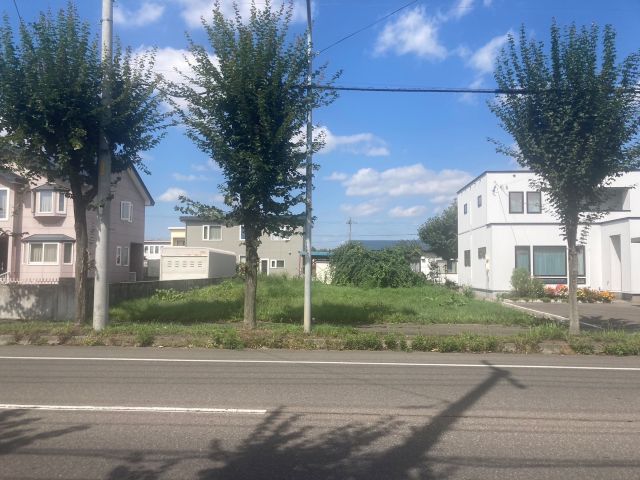 西１８条南３丁目【新緑通沿いに南道路付きの土地が登場！】 外観