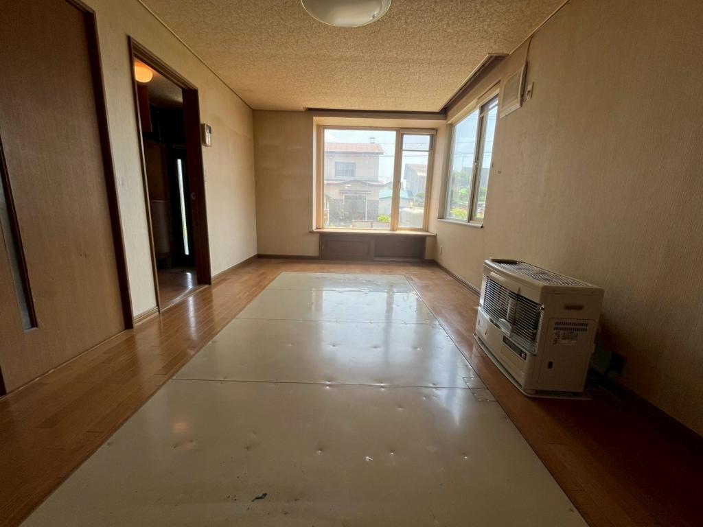 【中古住宅】　帯広市緑ヶ丘2条通　駐車2台可能　大型地下あり  内観
