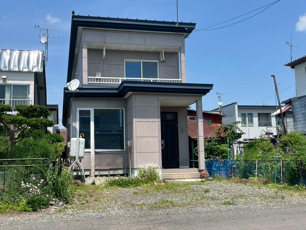 【中古住宅】　帯広市緑ヶ丘2条通　駐車2台可能　大型地下あり  外観