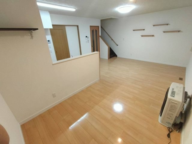 新町東１丁目【新町東に平成２８年築の４ＬＤＫ一戸建て！】 内観