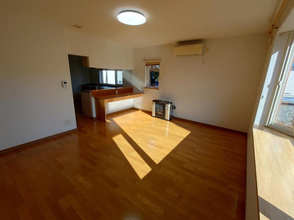 「価格改定」　平家住宅　南向　2LDK　上下水道管越境 内観