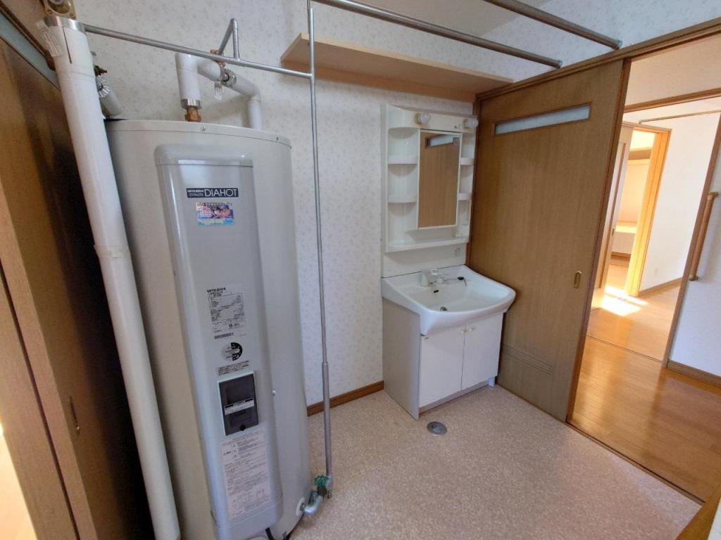 「価格改定」　平家住宅　南向　2LDK　上下水道管越境 内観