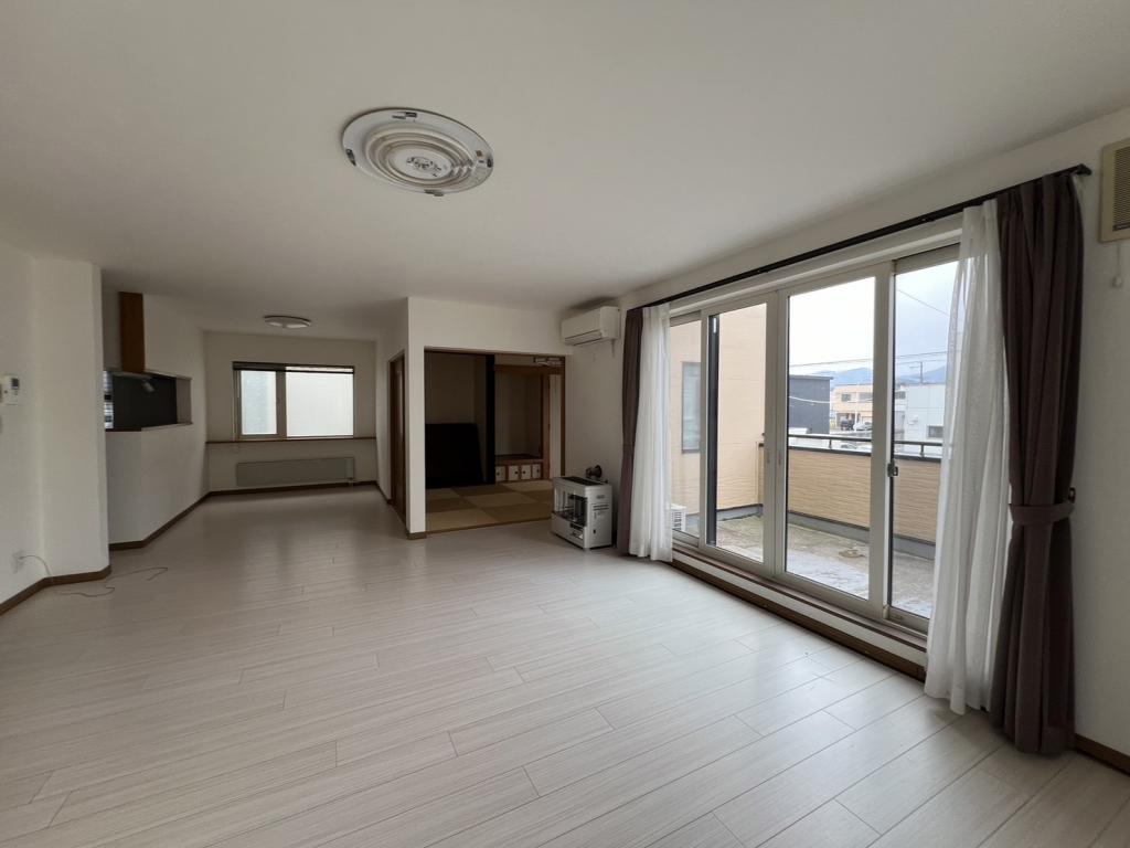 値下げしました！広尾町本通8丁目14番地2ガレージ付き2世帯戸建  内観