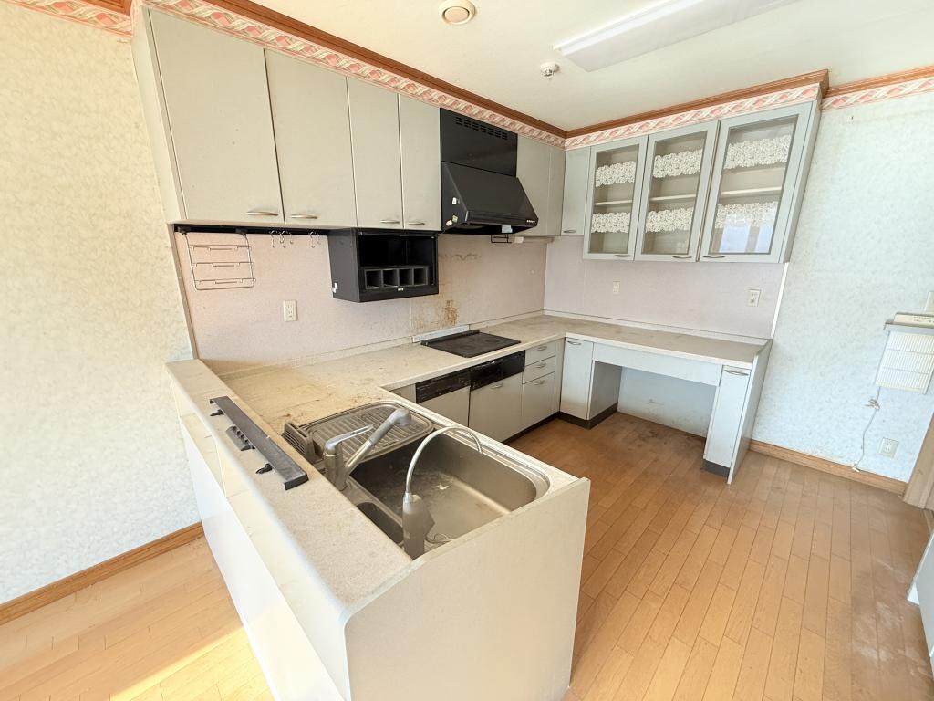 西9条南41丁目の中古戸建　延床約84坪のRC造・敷地は約216坪♪ 内観