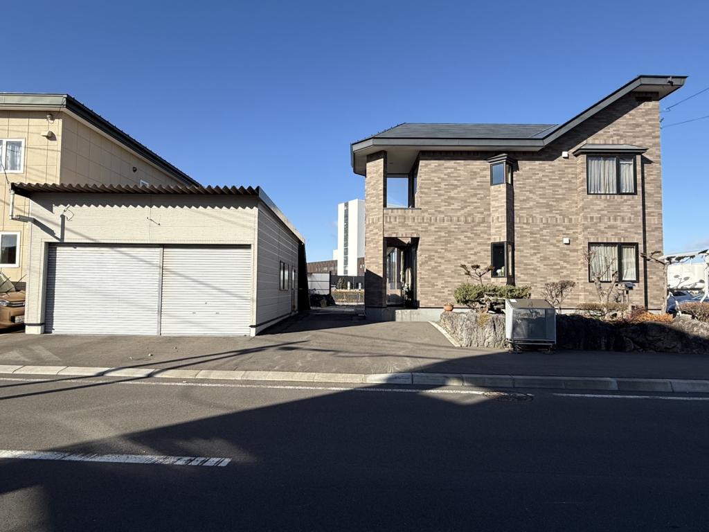 帯広市西13条南11丁目118坪の敷地の薪ストーブのある売家 内観