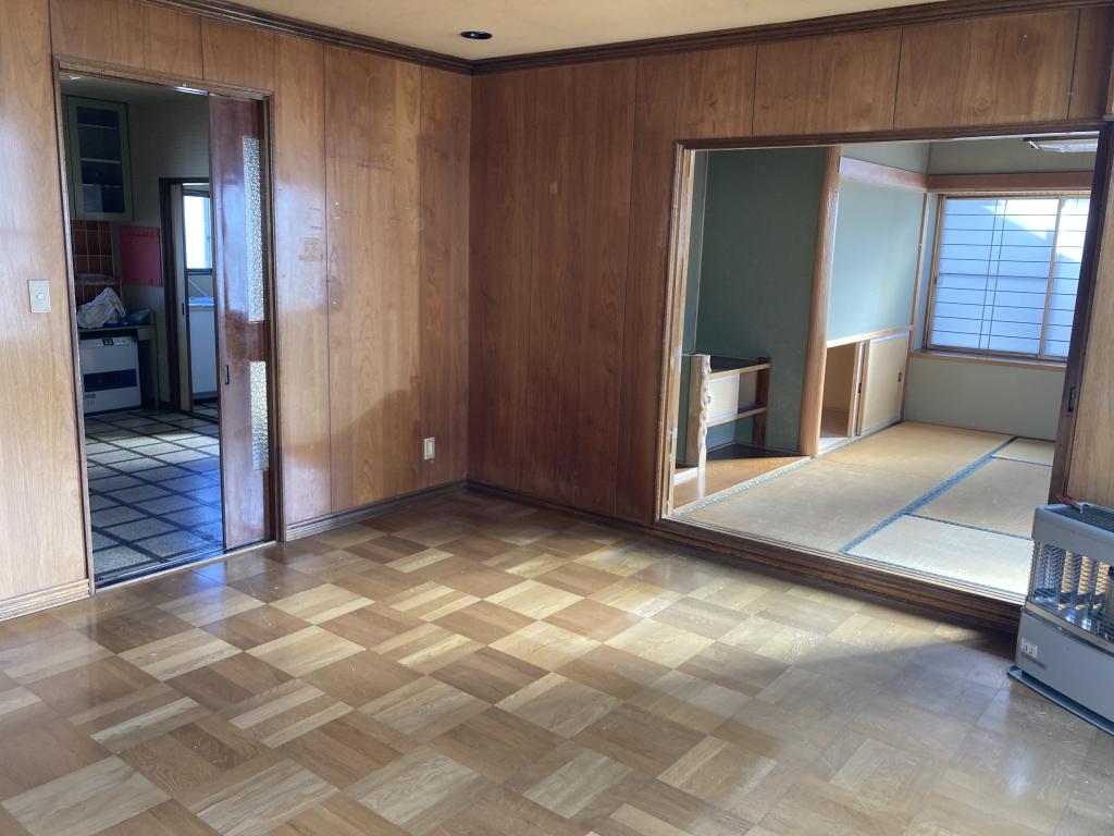 【価格改定】自然豊かな住宅地　南の森西9丁目　5SLDK 中古住宅　車庫・地下有り 内観