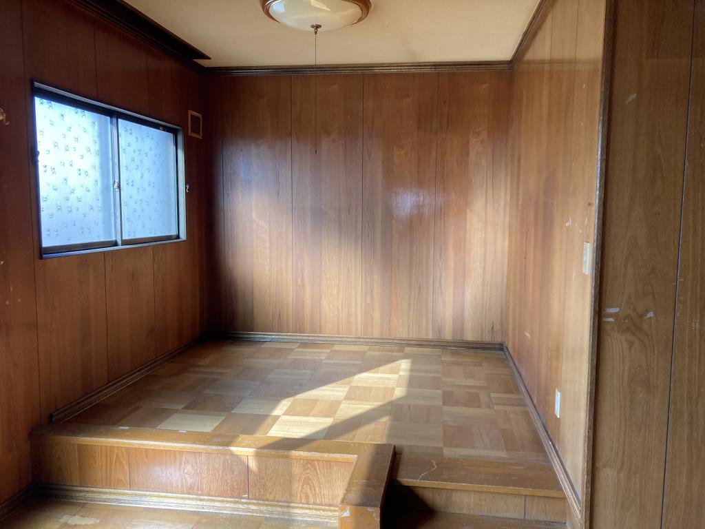 【価格改定】自然豊かな住宅地　南の森西9丁目　5SLDK 中古住宅　車庫・地下有り 内観