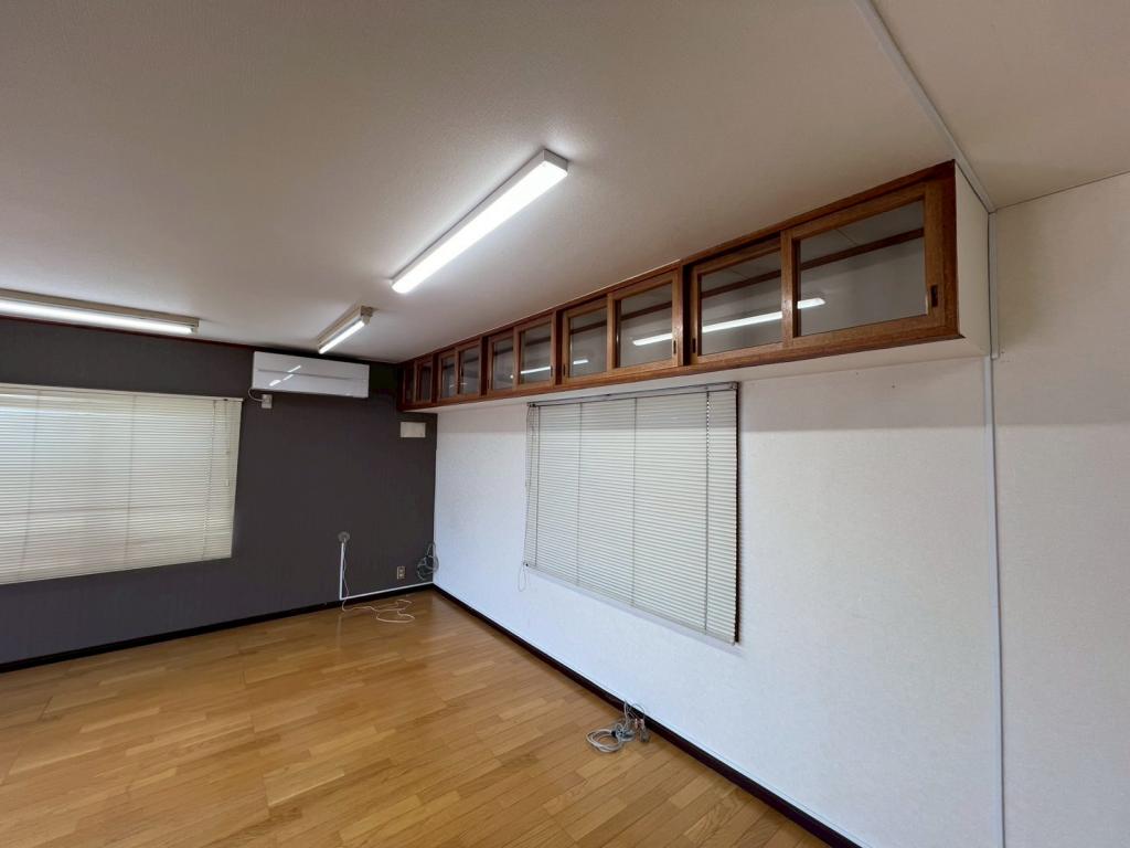 【価格改定】設備充実でフルリフォーム済♪　土地２３７坪♪　西7北5＿事務所 内観