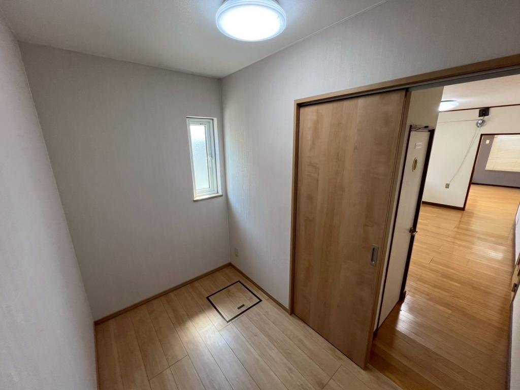 【価格改定】設備充実でフルリフォーム済♪　土地２３７坪♪　西7北5＿事務所 内観