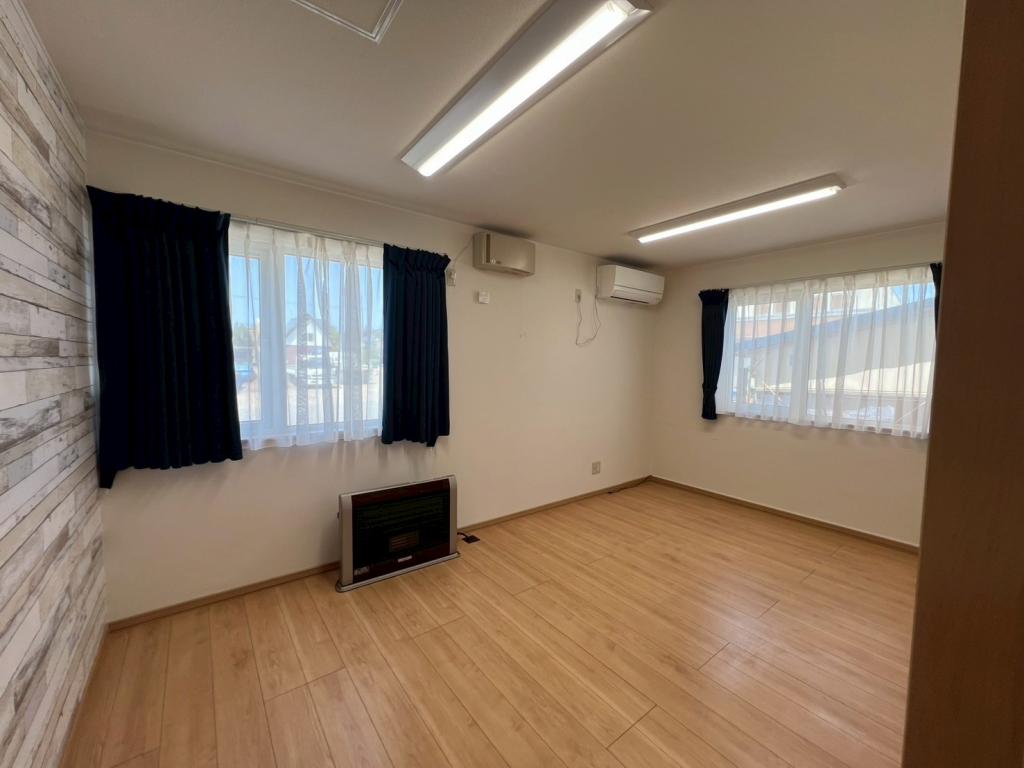 【価格改定】設備充実でフルリフォーム済♪　土地２３７坪♪　西7北5＿事務所 内観