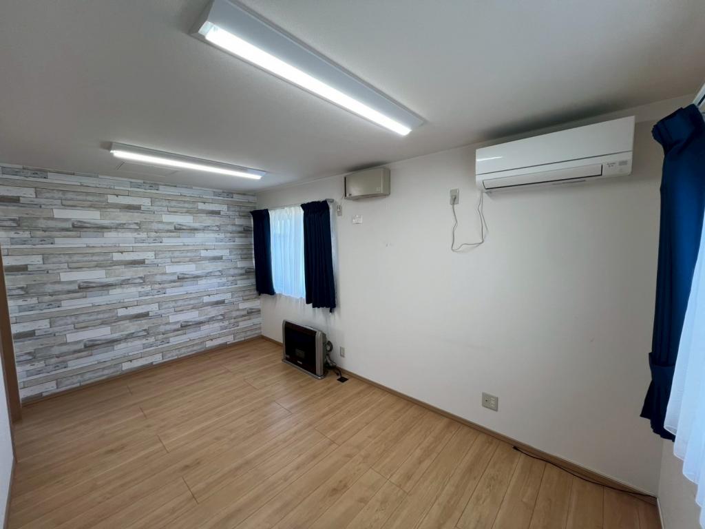 【価格改定】設備充実でフルリフォーム済♪　土地２３７坪♪　西7北5＿事務所 内観