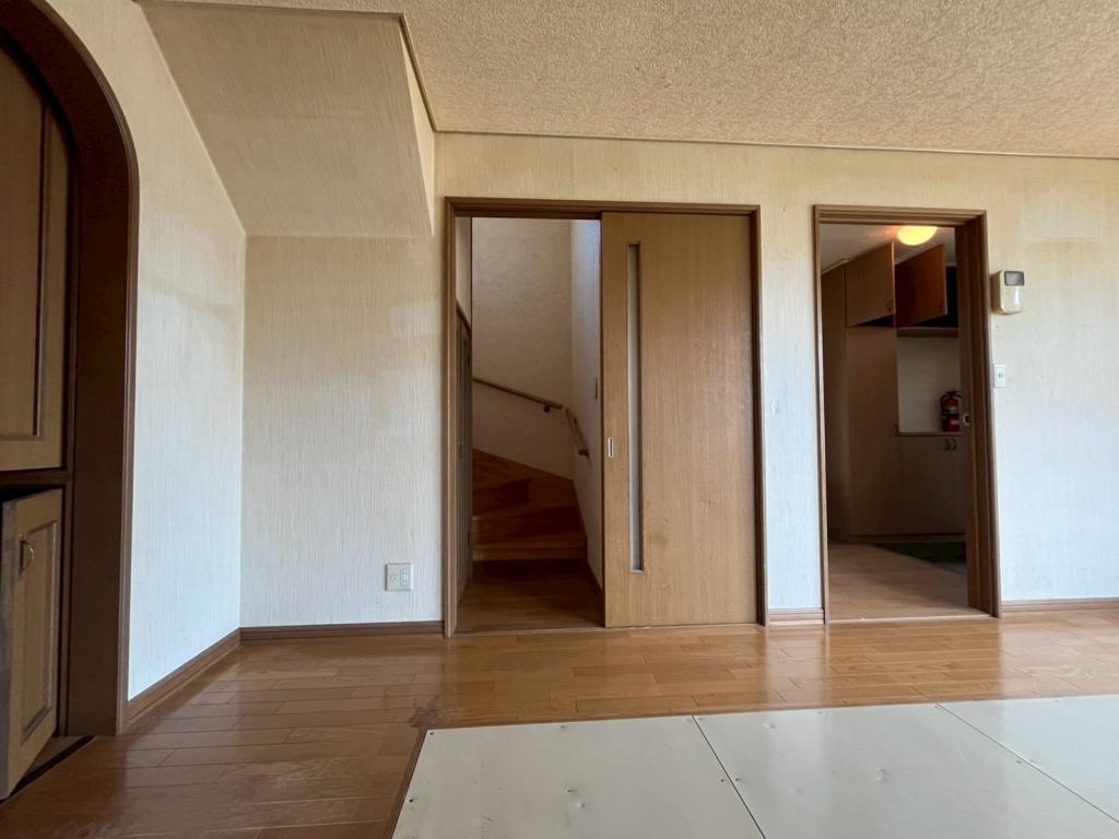 【中古住宅】　帯広市緑ヶ丘2条通　駐車2台可能　大型地下あり  内観