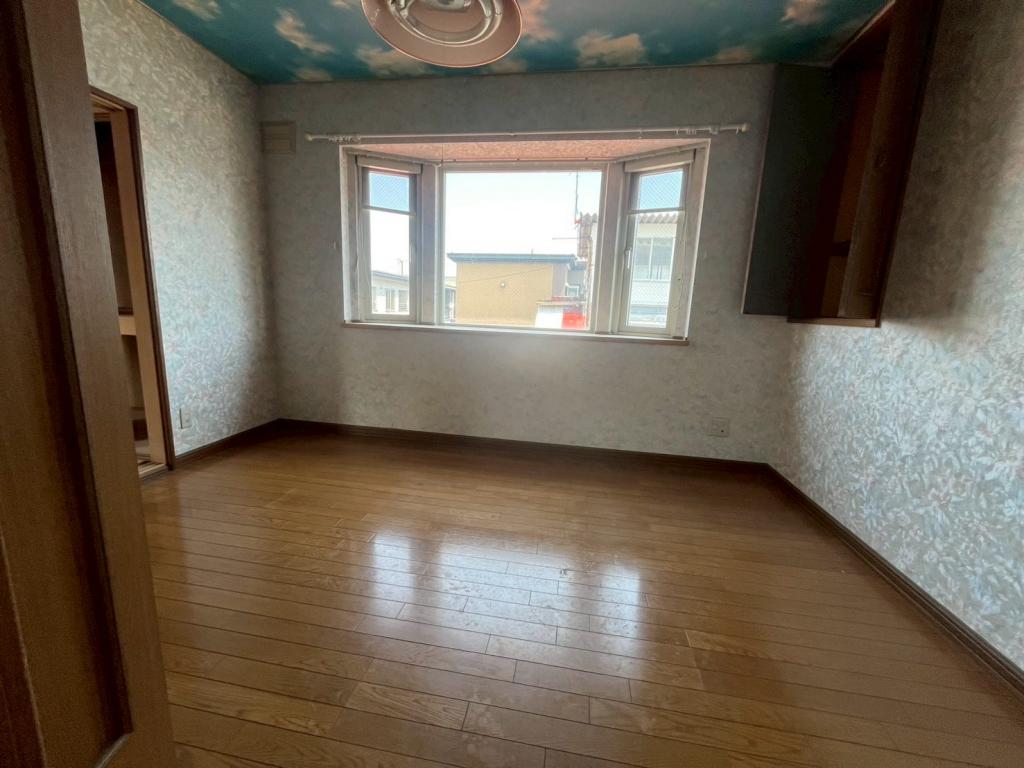 【中古住宅】　帯広市緑ヶ丘2条通　駐車2台可能　大型地下あり  内観