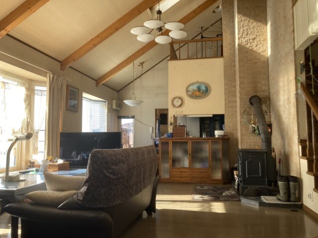 西１３条南１１丁目【吹抜けで開放的なＬＤＫ♪薪ストーブあり！】 内観