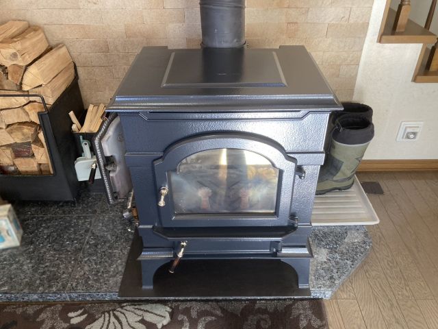 西１３条南１１丁目【吹抜けで開放的なＬＤＫ♪薪ストーブあり！】 内観