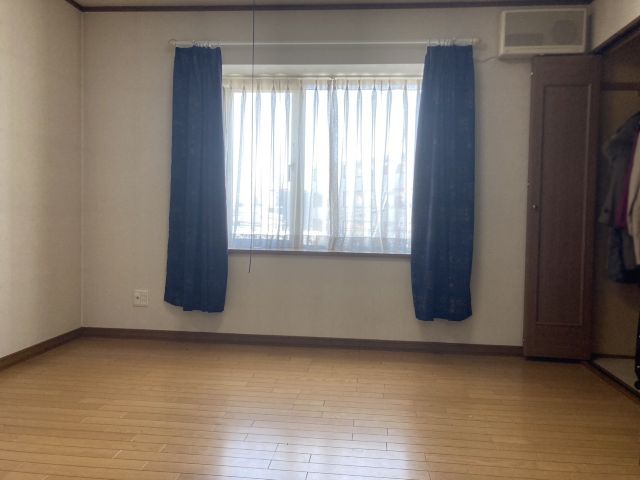 西１３条南１１丁目【吹抜けで開放的なＬＤＫ♪薪ストーブあり！】 内観