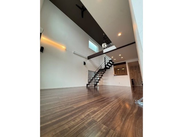 南の森西５丁目【吹き抜けで開放感たっぷり♪】 内観