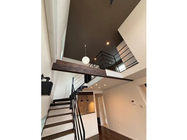 南の森西５丁目【吹き抜けで開放感たっぷり♪】 内観