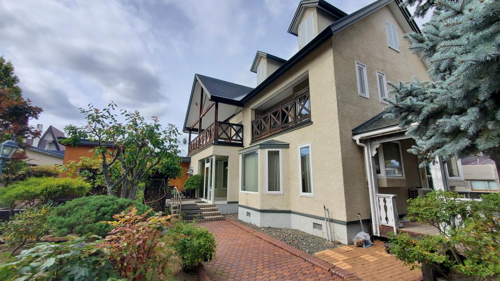 店舗や飲食店や事務所にも♪　帯広市西7条南24丁目　大きな洋風住宅　 -  内観