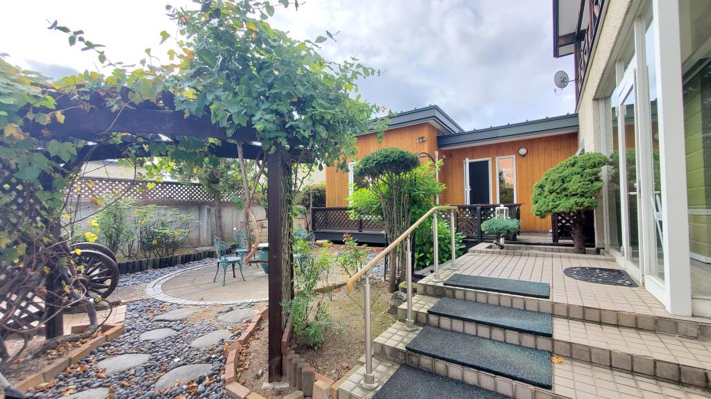 店舗や飲食店や事務所にも♪　帯広市西7条南24丁目　大きな洋風住宅　 -  内観