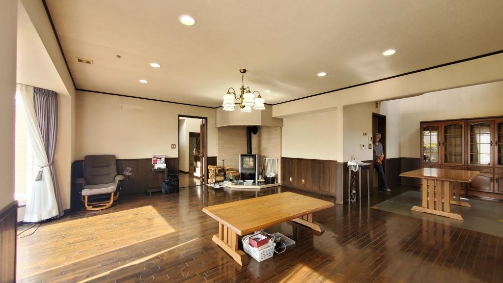 店舗や飲食店や事務所にも♪　帯広市西7条南24丁目　大きな洋風住宅　 -  内観