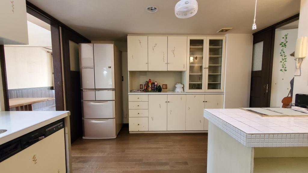 店舗や飲食店や事務所にも♪　帯広市西7条南24丁目　大きな洋風住宅　 -  内観