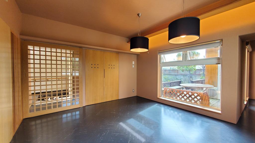 店舗や飲食店や事務所にも♪　帯広市西7条南24丁目　大きな洋風住宅　 -  内観