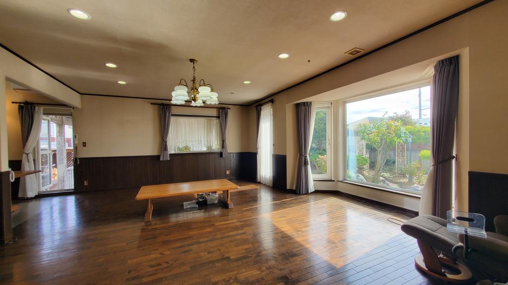 店舗や飲食店や事務所にも♪　帯広市西7条南24丁目　大きな洋風住宅　 -  内観