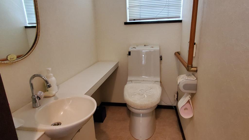 店舗や飲食店や事務所にも♪　帯広市西7条南24丁目　大きな洋風住宅　 -  内観