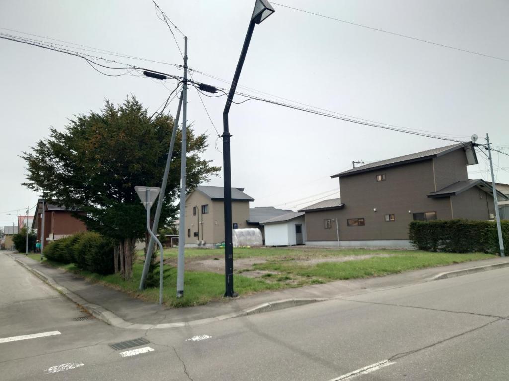 売土地更別村角地160坪・上水道本管敷地内埋設・樹木有　