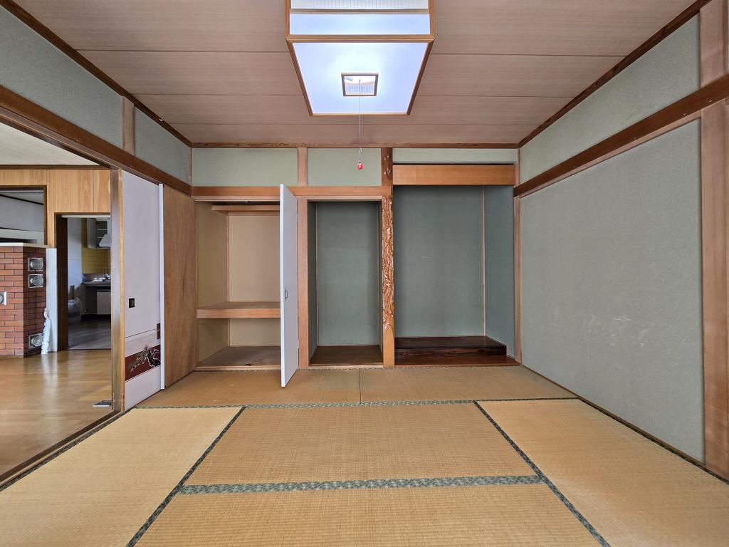 士幌町市街地 北西角地に贅沢な間取りの５０坪邸宅 内観