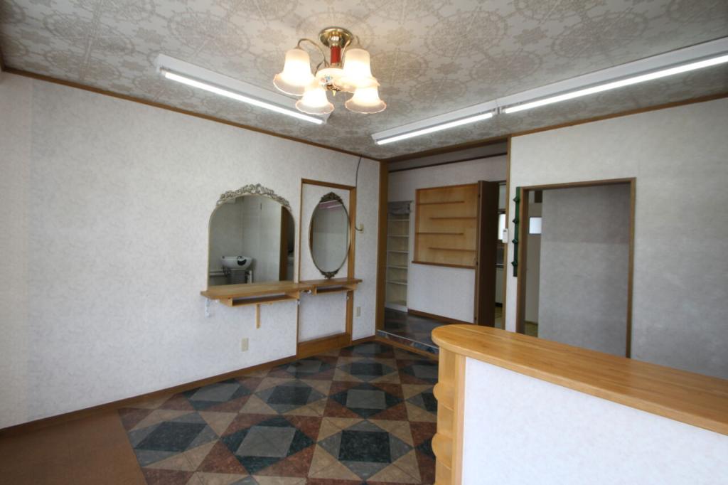 西１８条南４丁目　店舗付き中古戸建 内観